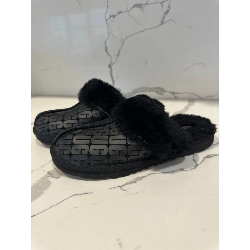 Ugg Coquette logo slipper size 6